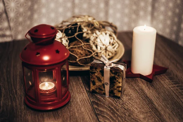 Mumların yanındaki masada bir hediye.