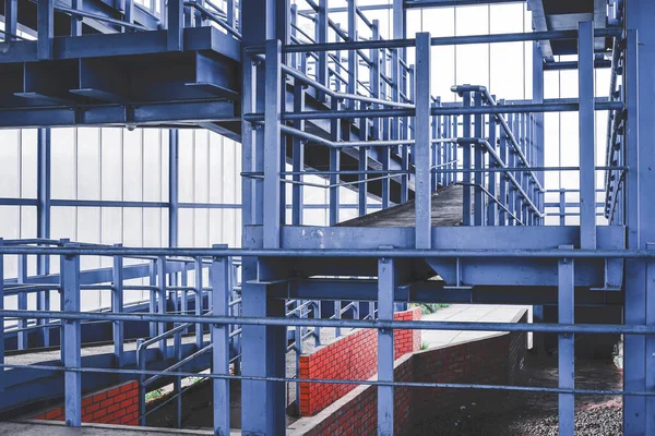 Şehrin tepesinde yaya geçidi var. Işık plastik camlardan geçer, metal maviye boyanır.