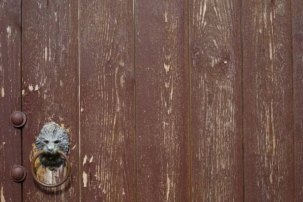 Aslan başlı tokmak Eski ahşap bir kapıda