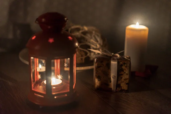 Mumların yanındaki masada bir hediye.