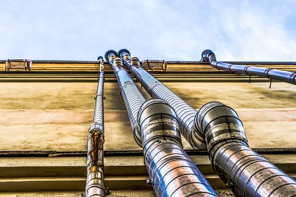 Bir tuğla evin duvarındaki drenaj boruları