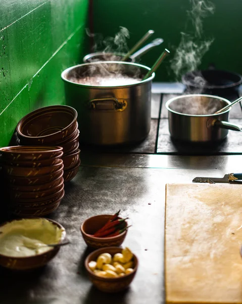 Borsch Slav mutfağı. Derin bir tabakta. Ekşi krema, biber ve sarımsak. Uygun dengeli beslenme. Vejetaryen sebze çorbası. Tabak ahşap bir masada. Güzel kokulu sıcak yemek..