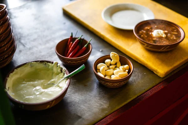 Borsch Slav mutfağı. Derin bir tabakta. Ekşi krema, biber ve sarımsak. Uygun dengeli beslenme. Vejetaryen sebze çorbası. Tabak ahşap bir masada. Güzel kokulu sıcak yemek..
