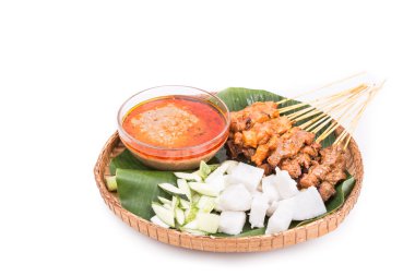 Muz yaprağı ile geleneksel rattan tabakta ızgara satay