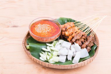 Muz yaprağı ile geleneksel rattan tabakta ızgara satay