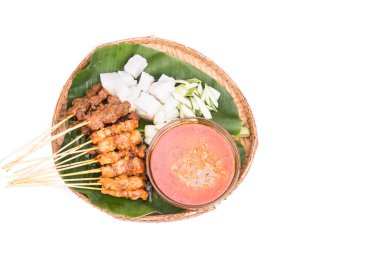 Muz yaprağı ile geleneksel rattan tabakta ızgara satay