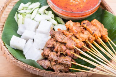 Muz yaprağı ile geleneksel rattan tabakta ızgara satay