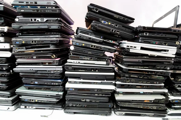पुराने, टूटे हुए और अप्रचलित लैपटॉप कंप्यूटर का ढेर — स्टॉक फ़ोटो, इमेज