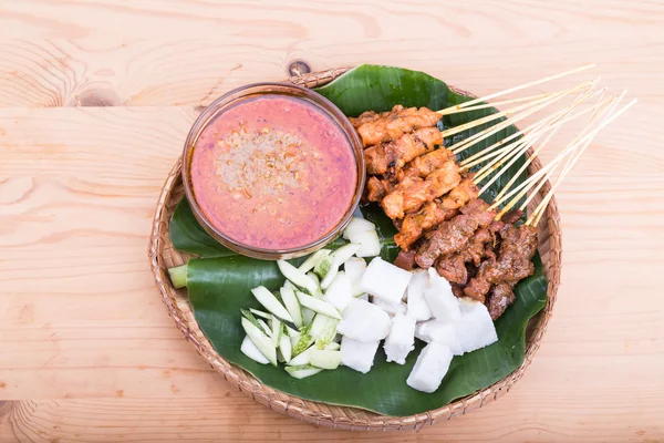 Muz yaprağı ile geleneksel rattan tabakta ızgara satay