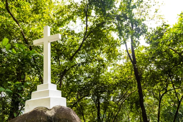 Christliches Kreuz Kruzifix Struktur stationiert im Grünen nat — Stockfoto