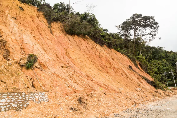 Érosion de pente avec effondrement de la terre en pente en milieu tropical — Photo