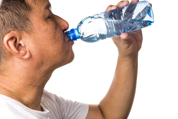 Closeup do homem que bebe água fria refrescante da garrafa — Fotografia de Stock