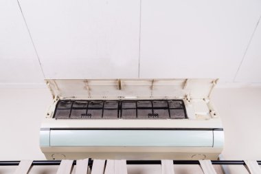 Kirli klima ünitesi filtreler toz kir dolu