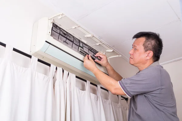 Série de técnicos que atendem a unidade de ar condicionado interior . — Fotografia de Stock