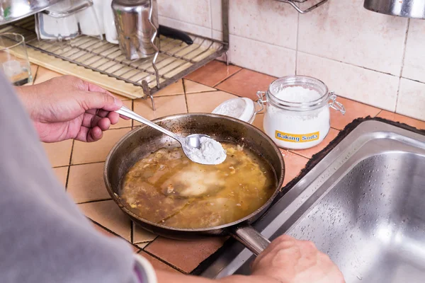 Выпечка соды для замачивания и удаления сгоревшей пищи в кастрюлях — стоковое фото