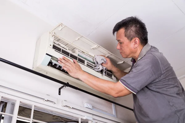 Série de técnicos que atendem a unidade de ar condicionado interior . — Fotografia de Stock