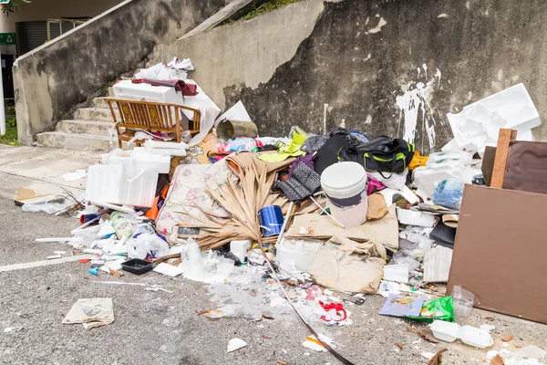 Tempat pembuangan sampah di luar ruangan berpotensi menyimpan air yang stagnan dan tempat berkembang biak bagi nyamuk — Stok Foto