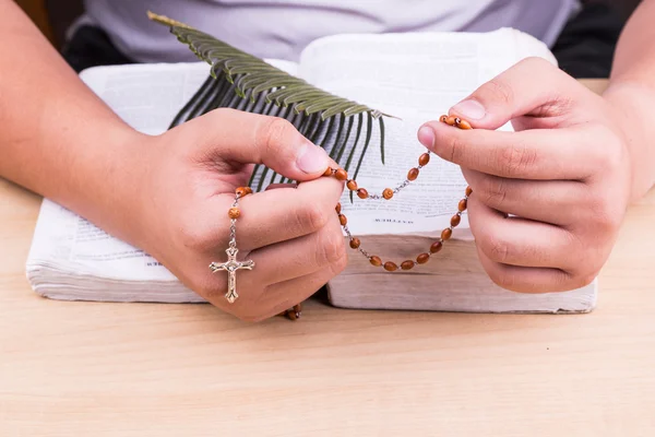 Gebete mit katholischem Rosenkranz mit Kruzifix und Bibel — Stockfoto