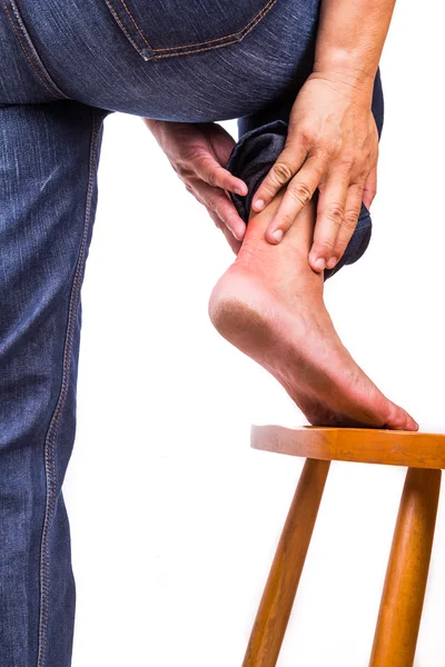 Человек с болезненным воспалением на задней части ступни — стоковое фото