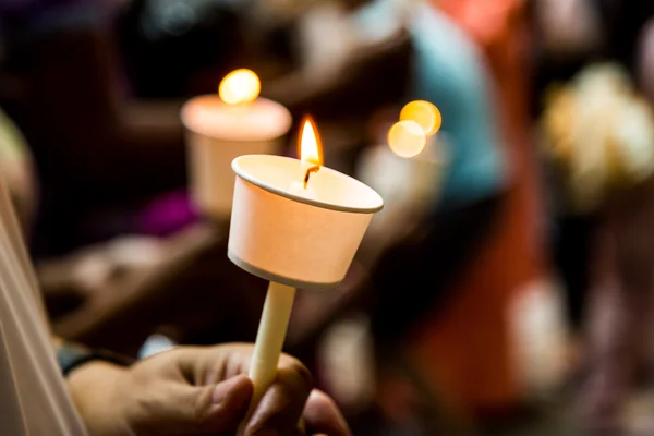 Primer plano de personas celebrando vigilia de velas en la oscuridad buscando esperanza —  Fotos de Stock