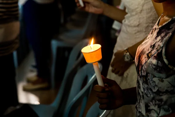 Nahaufnahme von Menschen, die in der Dunkelheit eine Kerzenwache halten und nach Hoffnung suchen — Stockfoto