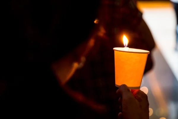 Primer plano de personas celebrando vigilia de velas en la oscuridad buscando esperanza —  Fotos de Stock