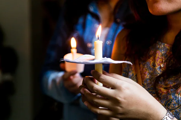 Primer plano de personas celebrando vigilia de velas en la oscuridad buscando esperanza —  Fotos de Stock