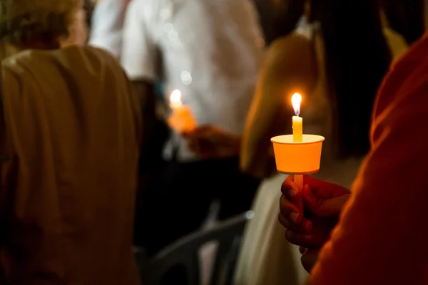 Gros plan de personnes tenant une veillée aux bougies dans l'obscurité à la recherche d'espoir — Photo
