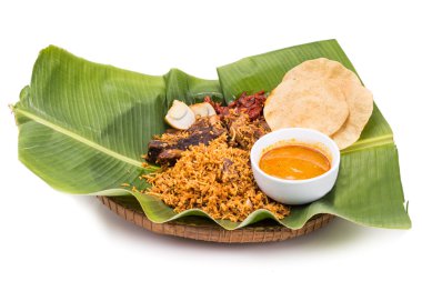 Koyun eti, dhal muz yaprak üzerinde ile lezzetli nasi briyani yemek 