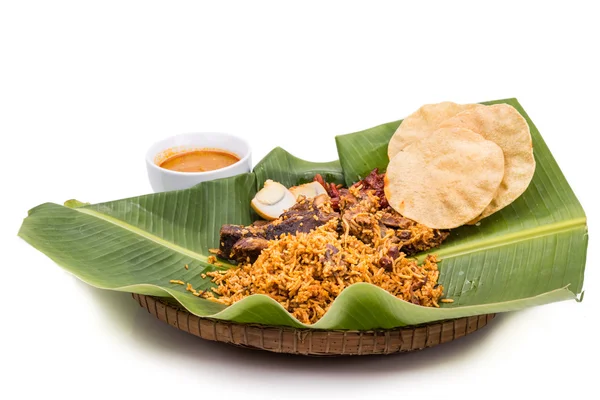 Deliciosa refeição nasi briyani com carneiro, dhal na folha de banana — Fotografia de Stock