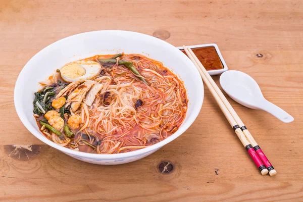 Tidak ada frills udang Asia mee mie vermicelli dengan sup pedas — Stok Foto
