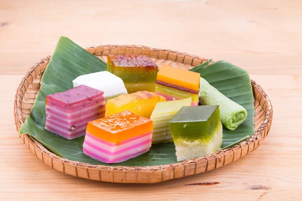 Malasia popular surtido dulce postre o conocido como kuih kueh — Foto de Stock