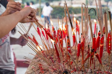 Çinli taoist devotee Tapınağı'nda mum aydınlatma
