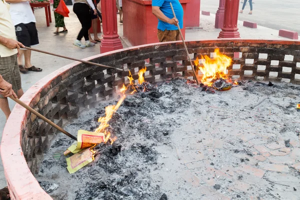中国信者清明 celebra 時紙製品の燃焼 — ストック写真