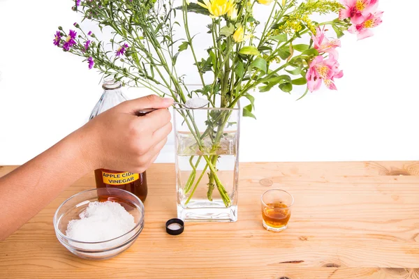 Aggiungere aceto di mele e zucchero per mantenere i fiori più freschi — Foto Stock