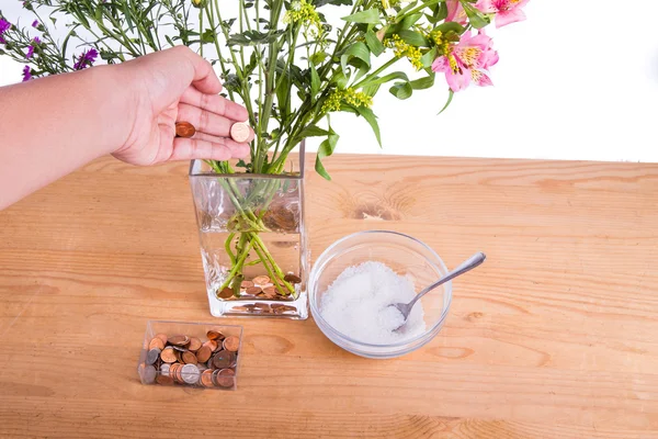 Kupfermünzen und Zucker in die Vase geben, damit die Blumen frischer bleiben — Stockfoto