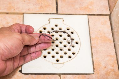 Banyo drenaj çıkışı saç demet teftiş el sıkışıp