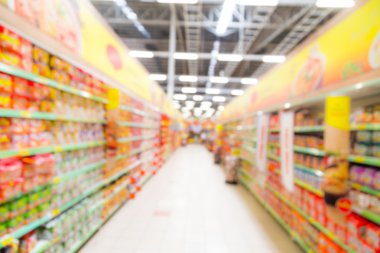 Ufuk aydınlık renkli bakkal koridorda bir modern hipermarket