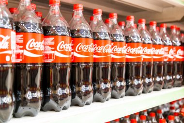 Kuala Lumpur, Malezya, 16 Nisan 2016: Coca Cola liderlik konumunu Malezya cola meşrubat piyasadaki en son perakende denetim raporuna göre korumak..