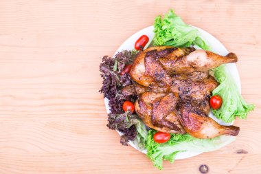 Herb, salata ve domates garnitür ile sulu ızgara kızarmış tavuk