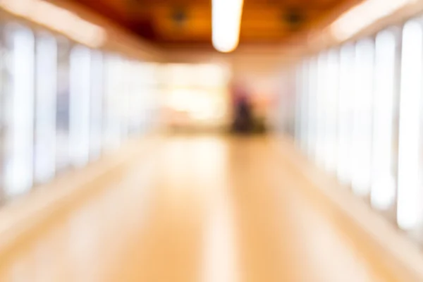 Defokussierte hell erleuchtete Tiefkühlkost Gang in modernen Supermarkt — Stockfoto