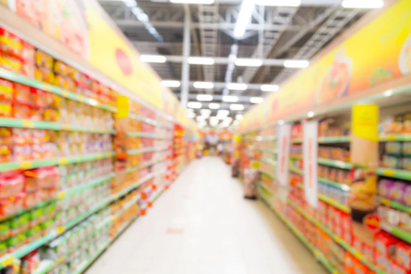 Defokussiert hell erleuchtete bunte Lebensmittelgang in einem modernen Supermarkt — Stockfoto