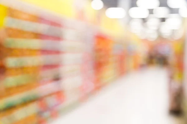 Defokussiert hell erleuchtete bunte Lebensmittelgang in einem modernen Supermarkt — Stockfoto