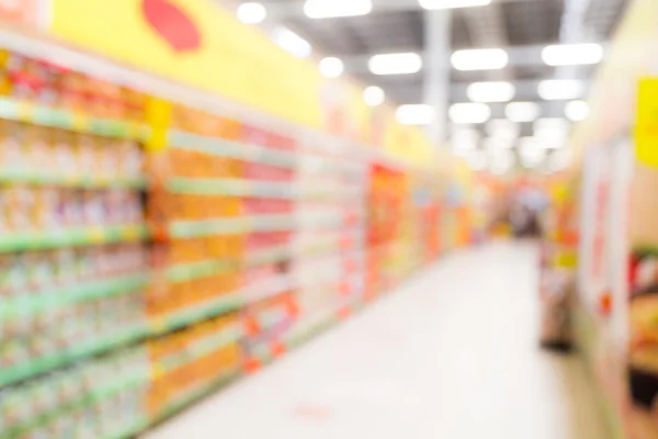 Defokussiert hell erleuchtete bunte Lebensmittelgang in einem modernen Supermarkt — Stockfoto