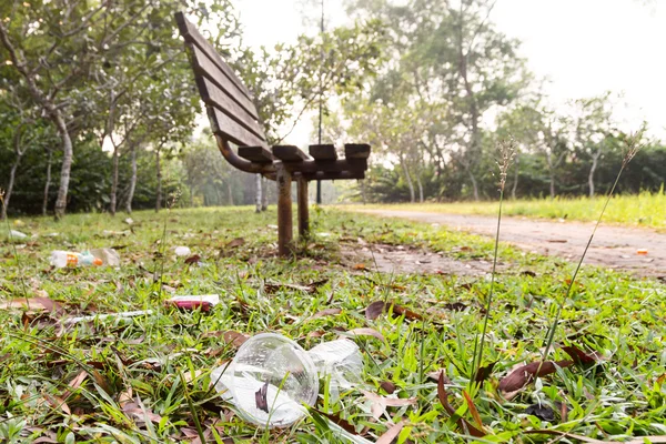 Lots of litter of non degradable rubbish at public park. — Stock Photo, Image