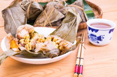 Buharda Çin böreği veya ile oryantal çay servisi zongzi pirinç