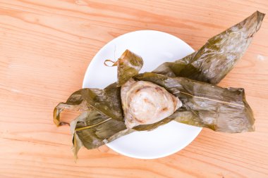 Taze hazırlanmış Çin pirinç hamur tatlısı veya zongzi tabağa açalım