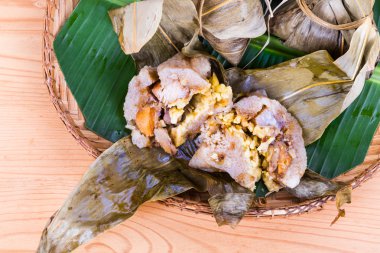 Taze Çin pirinç Tso'nun geleneksel rattan tepside buğulama