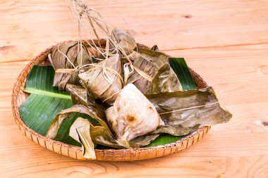 Taze Çin pirinç Tso'nun geleneksel rattan tepside buğulama