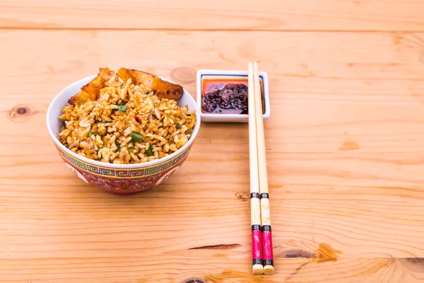 Masakan pedas Cina lezat dengan daging babi panggang di mangkuk — Stok Foto